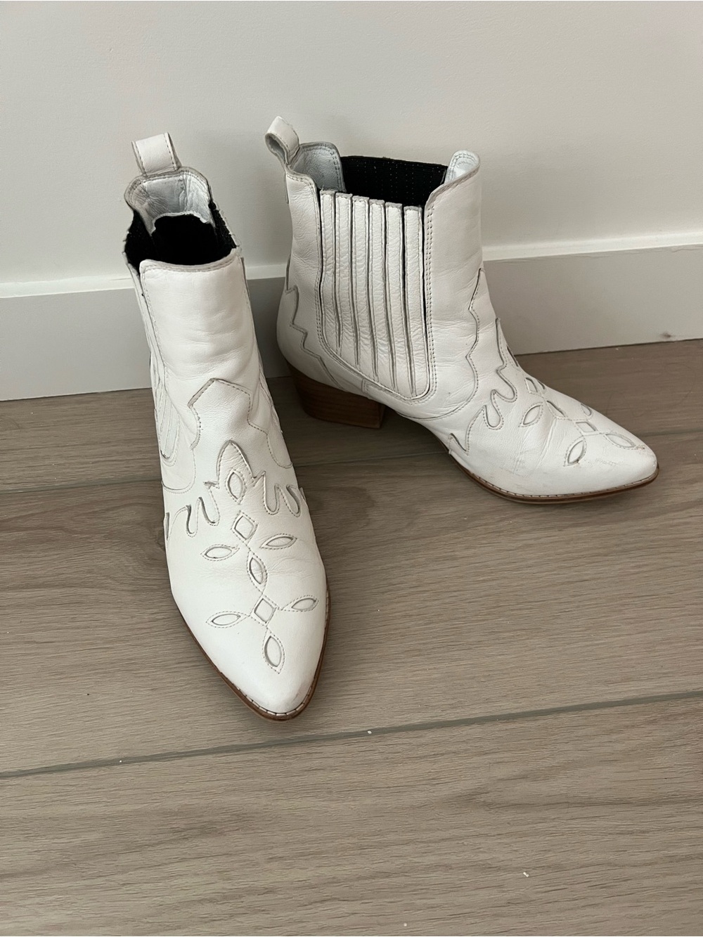 Musse & Cloud White Western Leather Ankle Boots